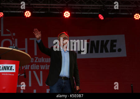 Frankfurt, Germany. 08th Sep, 2017. Dietmar Bartsch waving. Credit: Alexander Pohl/Pacific Press/Alamy Live News Stock Photo