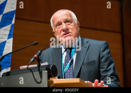 Nuremberg, Germany. 9th Sep, 2017. Former Czech president and prime minister Vaclav Klaus attends an election event of the Bavarian section of the right-wing nationalist party Alternative for Germany in Nuremberg, Germany, 9 September 2017. Photo: Daniel Karmann/dpa/Alamy Live News