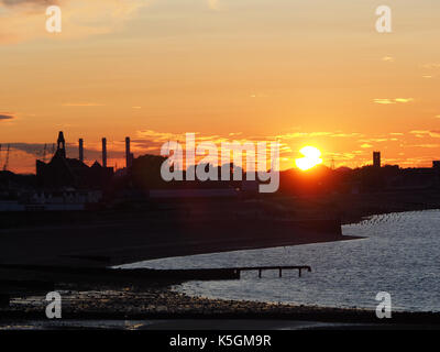 Sheerness, Kent. 9th Sep, 2017. UK Weather: a glorious sunset. Credit: James Bell/Alamy Live News Stock Photo