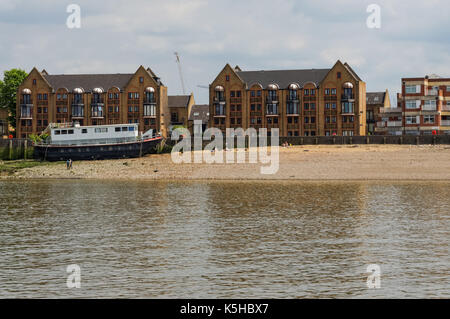 Low tide beach on the River Thames in Rotherhithe, London, England, United Kingdom, UK Stock Photo