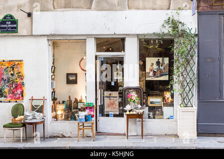 Antique shop on rue Charlemagne in the Village Saint-Paul, Paris Stock Photo