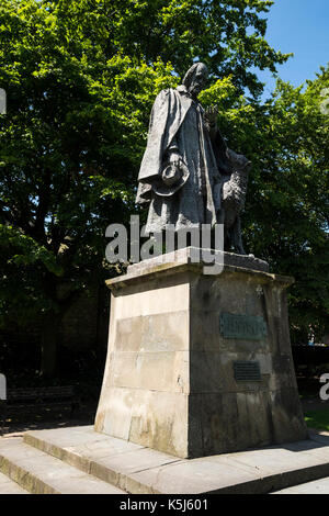 Alfred Lord Tennyson statue outside Lincoln cathedral, Lincolnshire, England, UK Stock Photo