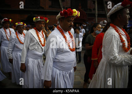 Kathmandu, Nepal. 10th Sep, 2017. Priests offer prayers around the chariots on the last day of Indra festival in Kathmandu, Nepal on Sunday, September 10, 2017. Credit: Skanda Gautam/ZUMA Wire/Alamy Live News Stock Photo