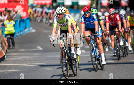 Madrid, Spain. 10th Sep, 2017. A cyclist of Lares Waowdeals Women Cycling Team leads peloton during the women cycling race 'Madrid Challenge' on September 10, 2017 in Madrid, Spain. Credit: David Gato/Alamy Live News