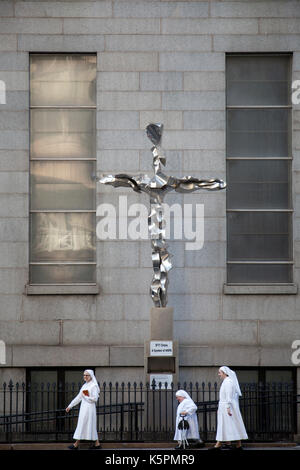 9/11 Cross, Symbol of Hope, Outside St Peters Church in New York - USA ...