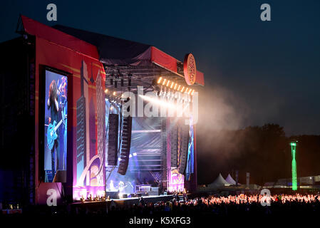 Hoppegarten, Germany. 10th Sep, 2017. Singer Dave Grohl of the US band Foo Fighters performs at the Loollapalooza at the Hoppegarten horse race track in Hoppegarten, Germany, 10 September 2017. The Lollapalooza festival takes place on 9 and 10 September 2017 Photo: Britta Pedersen/dpa-Zentralbild/ZB/dpa/Alamy Live News Stock Photo