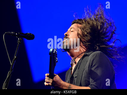 Hoppegarten, Germany. 10th Sep, 2017. Singer Dave Grohl of the US band Foo Fighters performs at the Loollapalooza at the Hoppegarten horse race track in Hoppegarten, Germany, 10 September 2017. The Lollapalooza festival takes place on 9 and 10 September 2017 Photo: Britta Pedersen/dpa-Zentralbild/ZB/dpa/Alamy Live News Stock Photo