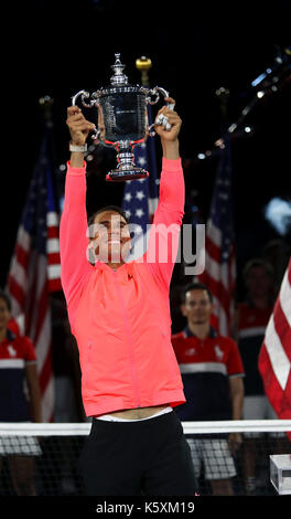 New York, United States. 10th Sep, 2017. US Open Tennis: New York, 10 September, 2017 - Rafael Nadal of Spain raises the winner's trophy following his victory over Kevin Anderson of South Africa in the US Open Men's singles final in Flushing Meadows, New York. Credit: Adam Stoltman/Alamy Live News Stock Photo
