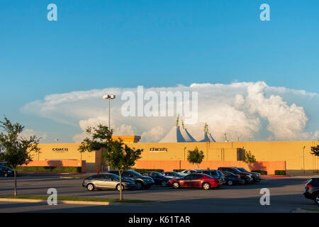 A shelf cloud developing over Oklahoma City, Oklahoma, USA. It's caused by an updraft and a downdraft of a storm front. Stock Photo