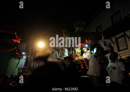 Kathmandu, Nepal. 10th Sep, 2017. Devotees pulling the chariot of God Ganesh on the last day of Indra Jatra Festival celebrated in Basantapur Durbar Square, Kathmandu, Nepal on Sunday, September 11, 2017. Devotees celebrated the god of rain 'Indra' for 8 days in Kathmandu. Credit: Narayan Maharjan/Pacific Press/Alamy Live News Stock Photo