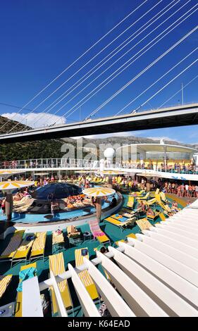 Dubrovnik, Germany. 18th Aug, 2016. The cruise ship 'AIDAbella' docks under the Franjo-Tudman bridge at the port of Dubrovnik (Croatia), 18 August 2016. | usage worldwide Credit: dpa/Alamy Live News Stock Photo