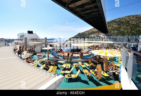 Dubrovnik, Croatia. 18th Aug, 2016. The cruise ship 'AIDAbella' docks under the Franjo-Tudman bridge at the port of Dubrovnik (Croatia), 18 August 2016. | usage worldwide Credit: dpa/Alamy Live News Stock Photo