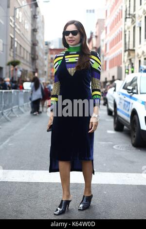 New York City, USA. 10th Sep, 2017. Lydia King, Womenswear Buying and Merchandising Director at Selfridges, posing outside of the Public School runway show during New York Fashion Week - Sept 10, 2017 - Photo: Runway Manhattan/Valentina Ranieri ***For Editorial Use Only*** | Verwendung weltweit/dpa/Alamy Live News Stock Photo