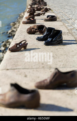 Hungary, Budapest: Shoes on the Danube Bank, a memorial to honor the people (mainly Budapest Jews) who were killed by fascist Arrow Cross militiamen i Stock Photo