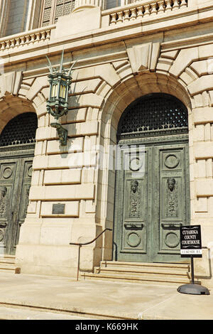 The imposing arched entrances into the historic Cuyahoga County Courthouse located in downtown Cleveland, Ohio, USA. Stock Photo