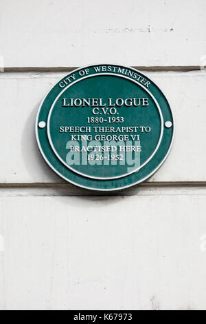 Green plaque outside 146 Harley Street commemorating Lionel Logue, the Australian speech and language therapist, who treated King George V1. Stock Photo