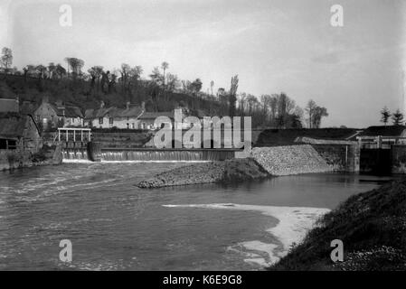 AJAXNETPHOTO. 1891-1910 (APPROX). SAINT LO, FRANCE. - RIVER SCENE - LA VIRE AND THE WEIR  AND LOCK GATES OF A CANAL AT RIGHT. PHOTOGRAPHER:UNKNOWN © DIGITAL IMAGE COPYRIGHT AJAX VINTAGE PICTURE LIBRARY SOURCE: AJAX VINTAGE PICTURE LIBRARY COLLECTION REF:AVL FRA 1890 14 Stock Photo