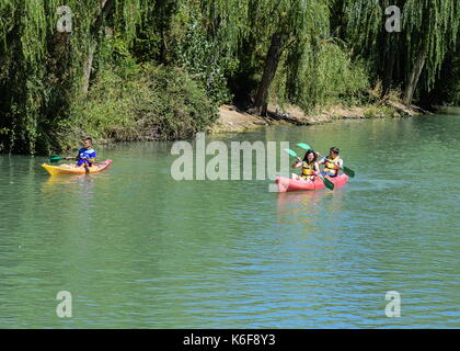 Aranjuez, Madrid, Spain. 10st September, 2017. People practicing kayaking by the Tagus river in Aranjuez, Spain. Stock Photo