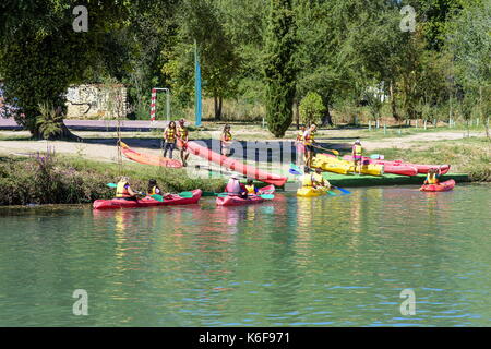Aranjuez, Madrid, Spain. 10st September, 2017.A group of people practicing paddle surf and kayaking by the Tagus river in Aranjuez, Spain. Stock Photo