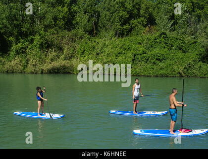 Aranjuez, Madrid, Spain. 10st September, 2017.A group of people practicing paddle surf by the Tagus river in Aranjuez, Spain. Stock Photo