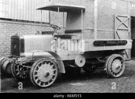 Heavy artillery tractor ChatillonPanhard 1911 Stock Photo Alamy