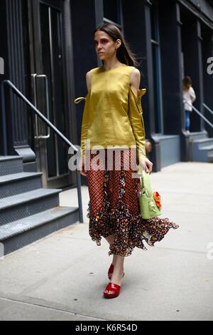 New York City, USA. 08th Sep, 2017. Pari Ehsan posing on the street during New York Fashion Week - Sept 8, 2017 - Photo: Runway Manhattan/Valentina Ranieri ***For Editorial Use Only*** | Verwendung weltweit/dpa/Alamy Live News Stock Photo
