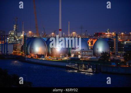 GERMANY, Hamburg, river Elbe,  illuminated biogas plant at treatment plant of Hamburg water , sludge is fermented to process Biogas / DEUTSCHLAND Hamburg, beleuchtetes Klaerwerk Koehlbrandhoeft von Hamburg Wasser, aus Klaerschlamm wird in einer Biogasanlage Biogas gewonnen und ins Gasnetz eingespeist Stock Photo