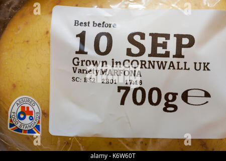 Details on bag of potatoes grown in Cornwall UK variety Marfona 700g best before date Stock Photo
