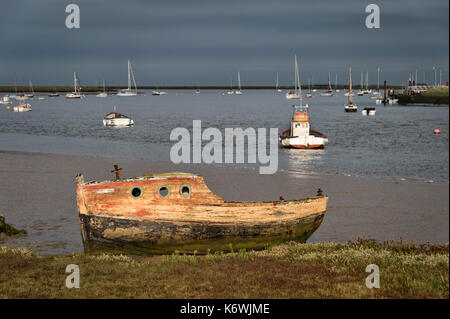 old boat sitting in the mud at Orford on the River Ore, Suffolk, UK Stock Photo