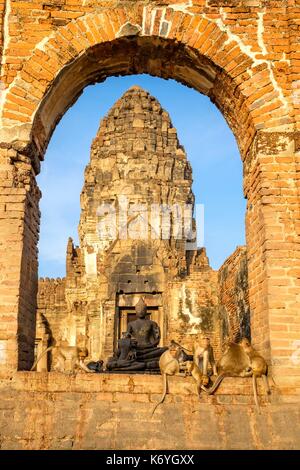 Thailand, Lopburi province, Lopburi, 13th century Phra Prang Sam Yod temple, Khmer architecture, is invaded by crab-eating macaques or long-tailed macaques (Macaca fascicularis) Stock Photo