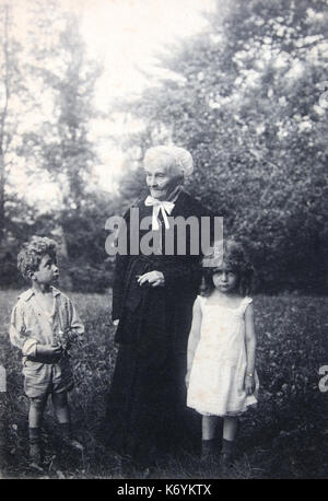 Elisabeth Grahl mit ihren Ururenkeln Alfred und Lissy Sohn Rethel 1902 Stock Photo