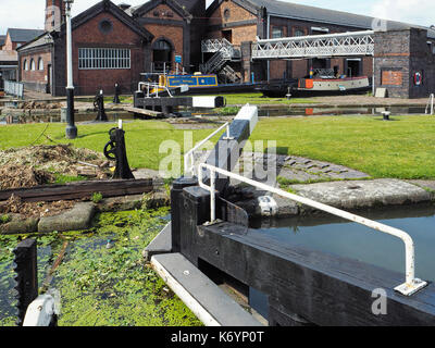 Weed and rubbish collects at the boat museum lock, Ellesemere Port Stock Photo