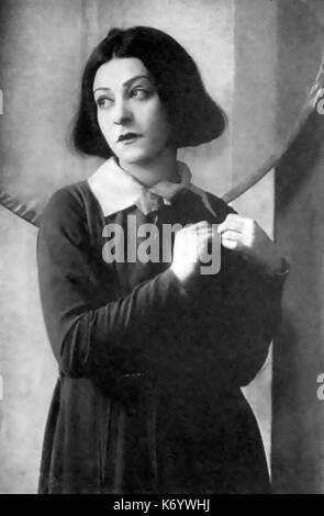 ALLA NAZIMOA (1879-1945) Russian American film and stage actress in Ibsen's The WiWild Duck on Broadway in 1918 Stock Photo