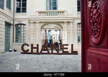 CHANEL OPENS POP-UP STORES IN LE MARAIS, PARIS