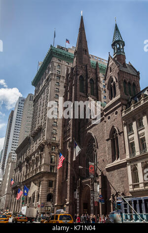 Fifth Avenue Presbyterian Church and The Peninsula Hotel on Fifth Avenue in Manhattan, New York City Stock Photo