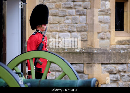 Yeoman Warder sentry on guard in front of The Tower, London, UK Stock Photo