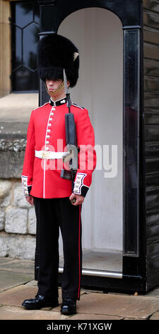Beefeater sentry guarding The Tower, London, UK Stock Photo