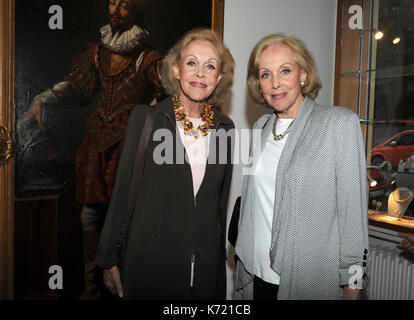 Munich, Germany. 13th Sep, 2017. Entertainers Alice (R) and Ellen Kessler at the Dorotheum reception in Munich, Germany, 13 September 2017. The auction house is holding an auction in Vienna next week. Photo: Ursula Düren/dpa/Alamy Live News Stock Photo