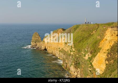 France, Calvados, Cricqueville en Bessin, Pointe du Hoc, cliffs where the US ranger commandos landed on 6 June 1944 and monument to the American rangers Stock Photo