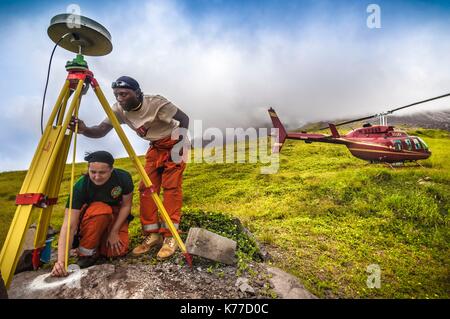 United Kingdom, Montserrat, English-speaking Caribbean, Scientists from the Montserrat Volcano Observatory putting in a GPS measurement (left 1 week before the next survey, the data is stored on a hard disk on site) of mouvements of the ground on Soufriere Hills volcano (915 m) Stock Photo