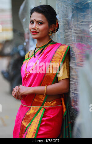 Buy UPATOZ Woven Kanjivaram Art Silk Green Sarees Online @ Best Price In  India | Flipkart.com