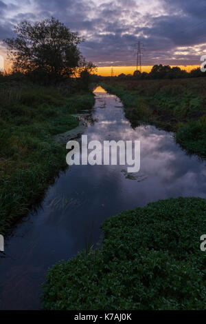 Northampton, UK. 15th Sep, 2017. UK Weather:  A organge glow to the pre dawn sky on the River Nene old course, bottom of Rushmere rd. Credit: Keith J Smith./Alamy Live News Stock Photo