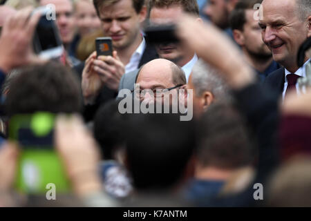Potsdam, Germany. 15th Sep, 2017. SPD chancellor candidate Martin Schulz (c) arrives for an election campaign rally in Potsdam, Germany, 15 September 2017. Photo: Ralf Hirschberger/dpa-Zentralbild/dpa/Alamy Live News Stock Photo