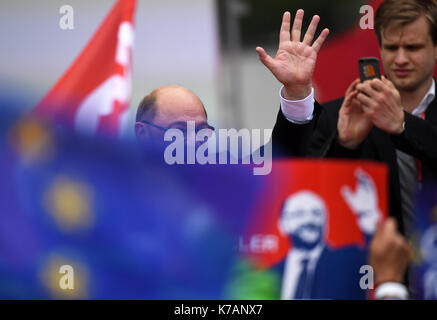 Potsdam, Germany. 15th Sep, 2017. SPD chancellor candidate Martin Schulz waves during an election campaign rally in Potsdam, Germany, 15 September 2017. Photo: Ralf Hirschberger/dpa-Zentralbild/dpa/Alamy Live News Stock Photo