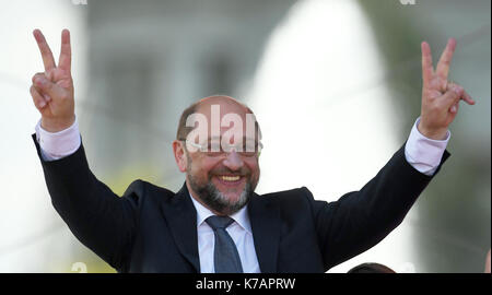 Potsdam, Germany. 15th Sep, 2017. Martin Schulz, candidate for chancellorship from the Social Democratic Party of Germany (SPD) making peace signs after the election rally of his party in Potsdam, Germany, 15 September 2017. Photo: Ralf Hirschberger/dpa-Zentralbild/dpa/Alamy Live News Stock Photo