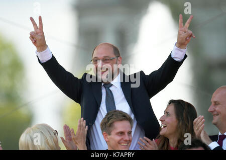 Potsdam, Germany. 15th Sep, 2017. Martin Schulz, candidate for chancellorship from the Social Democratic Party of Germany (SPD) making peace signs after the election rally of his party in Potsdam, Germany, 15 September 2017. Photo: Ralf Hirschberger/dpa-Zentralbild/dpa/Alamy Live News Stock Photo