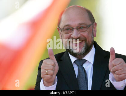 Potsdam, Germany. 15th Sep, 2017. Martin Schulz, candidate for chancellorship from the Social Democratic Party of Germany (SPD) holding two thumbs up after the election rally of his party in Potsdam, Germany, 15 September 2017. Photo: Ralf Hirschberger/dpa-Zentralbild/dpa/Alamy Live News Stock Photo