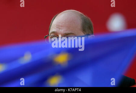 Potsdam, Germany. 15th Sep, 2017. Martin Schulz, candidate for chancellorship from the Social Democratic Party of Germany (SPD), speaking during an election rally of his party in Potsdam, Germany, 15 September 2017. An EU flag is to be seen in the foreground. Photo: Ralf Hirschberger/dpa-Zentralbild/dpa/Alamy Live News Stock Photo