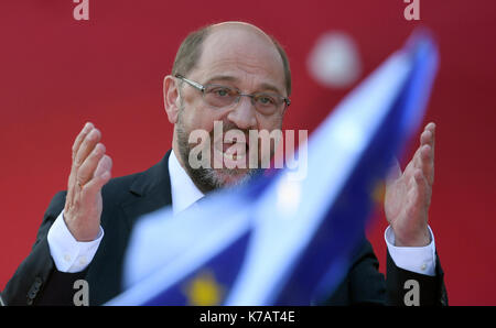 Potsdam, Germany. 15th Sep, 2017. Martin Schulz, candidate for chancellorship from the Social Democratic Party of Germany (SPD), speaking during an election rally of his party in Potsdam, Germany, 15 September 2017. An EU flag is to be seen in the foreground. Photo: Ralf Hirschberger/dpa-Zentralbild/dpa/Alamy Live News Stock Photo