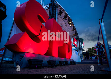 Schwerin, Germany. 15th Sep, 2017. The lettering SPD is to be seen in front of a cloudy sky at an election campaign event of Martin Schulz, the candidate for chancellorship from the Social Democratic Party of Germany (SPD) in Schwerin, Germany, 15 September 2017. Photo: Jens Büttner/dpa-Zentralbild/dpa/Alamy Live News Stock Photo